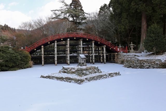 雪の積もったにうつひめ神社の橋。