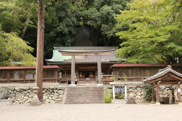 森の中の丹生川上神社下社